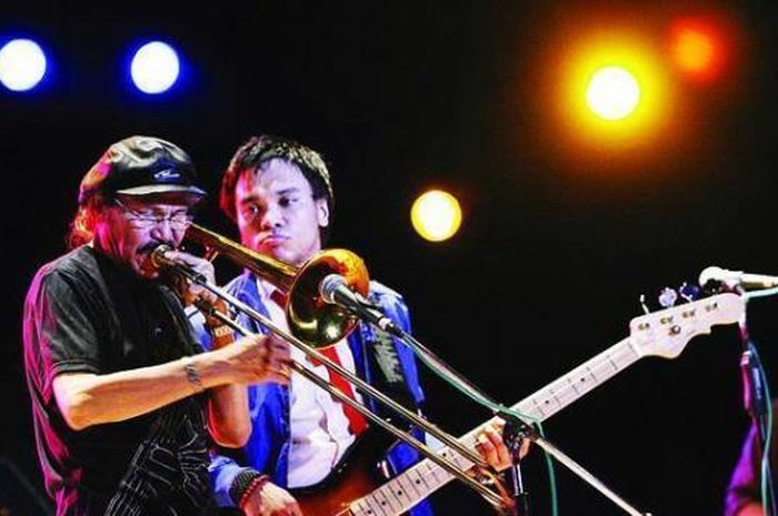 Benny Likumahuwa meniup trombone, dilihat oleh sang anak Barry Likumahuwa